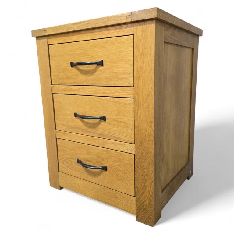 Medium Oak 3-Drawer Bedside Table Medium Oak 3-Drawer Bedside Table