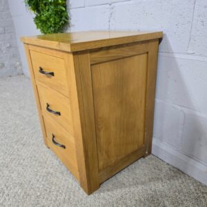 Medium Oak 3-Drawer Bedside Table Medium Oak 3-Drawer Bedside Table