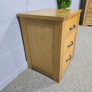 Medium Oak 3-Drawer Bedside Table Medium Oak 3-Drawer Bedside Table
