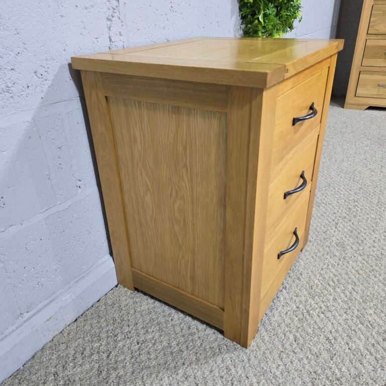 Medium Oak 3-Drawer Bedside Table Medium Oak 3-Drawer Bedside Table