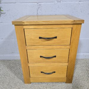 Medium Oak 3-Drawer Bedside Table Medium Oak 3-Drawer Bedside Table