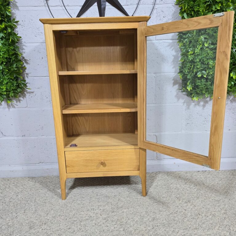 Second-Hand Solid Oak Cupboard Second-Hand Solid Oak Cupboard
