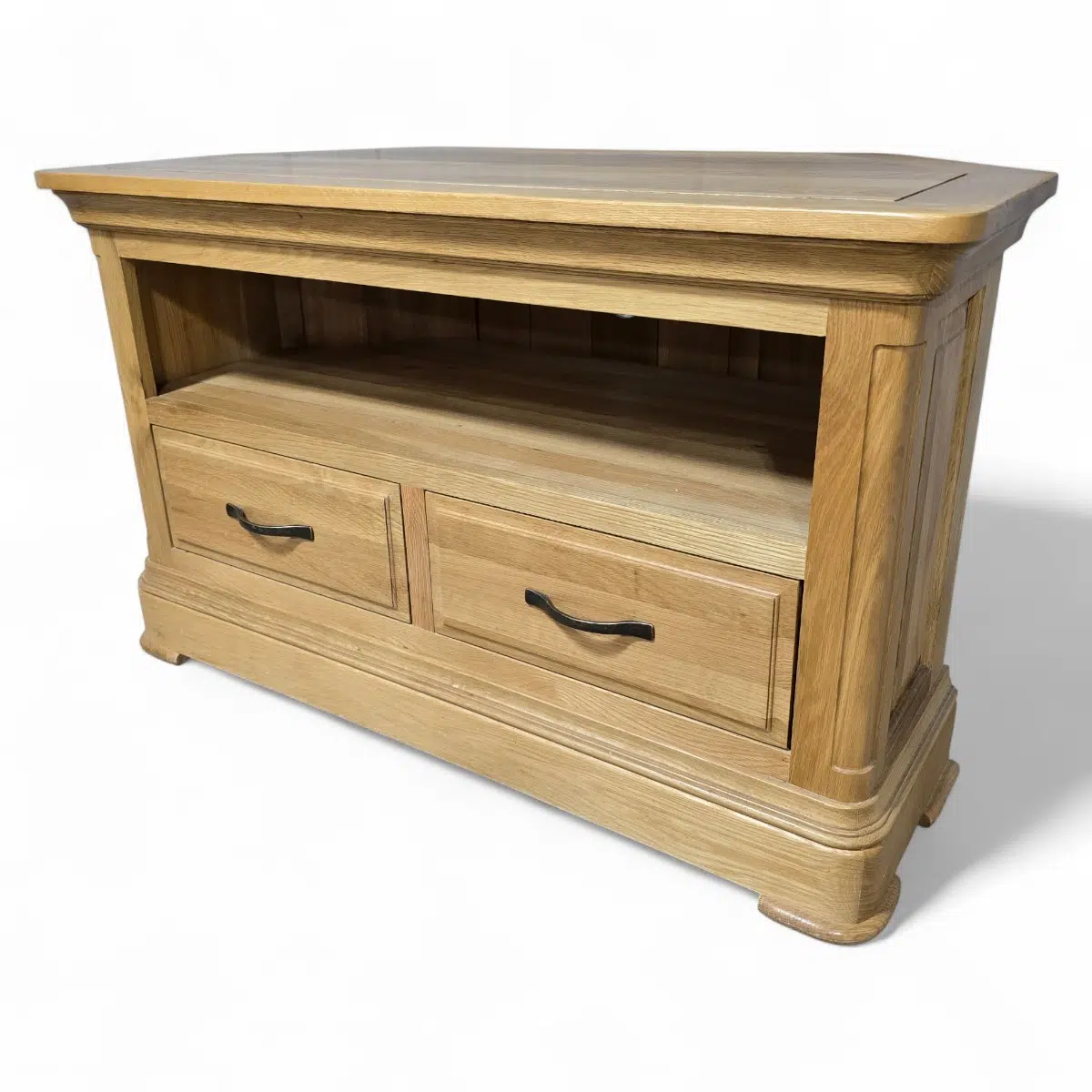Pre-loved Oak FurnitureLand Canterbury TV stand solid oak construction warm mid-tone finish with antiqued black handles.