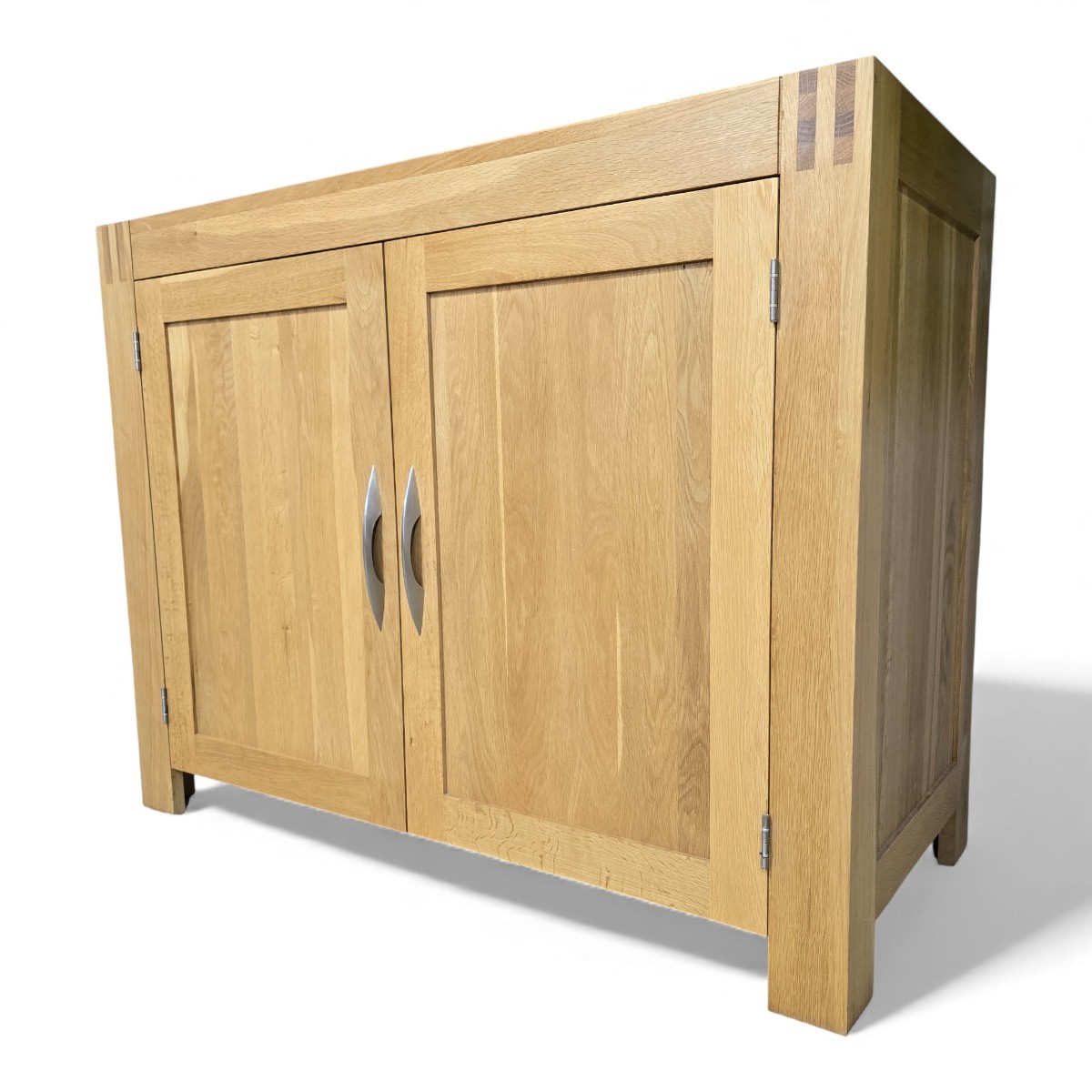Stylish Oak FurnitureLand Alto solid oak sideboard with curved metal handles and dovetail joints, pre-owned and ready for a new home.
