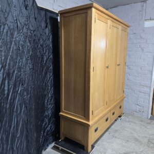 Stylish Warm Oak Triple Wardrobe Stylish Warm Oak Triple Wardrobe