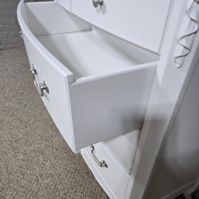 Pre-Loved Chest of Drawers in Soft White
