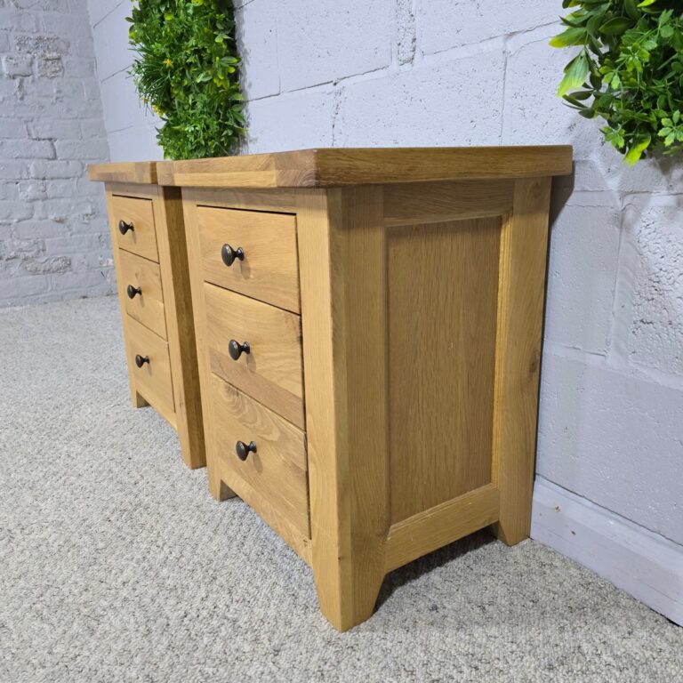 Timeless Second-Hand Bedside Drawers Timeless Second-Hand Bedside Drawers