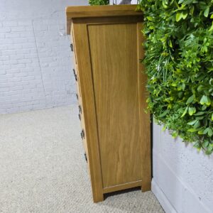 Barker and Stonehouse Solid Oak Chest Overview Barker and Stonehouse Solid Oak Chest Overview