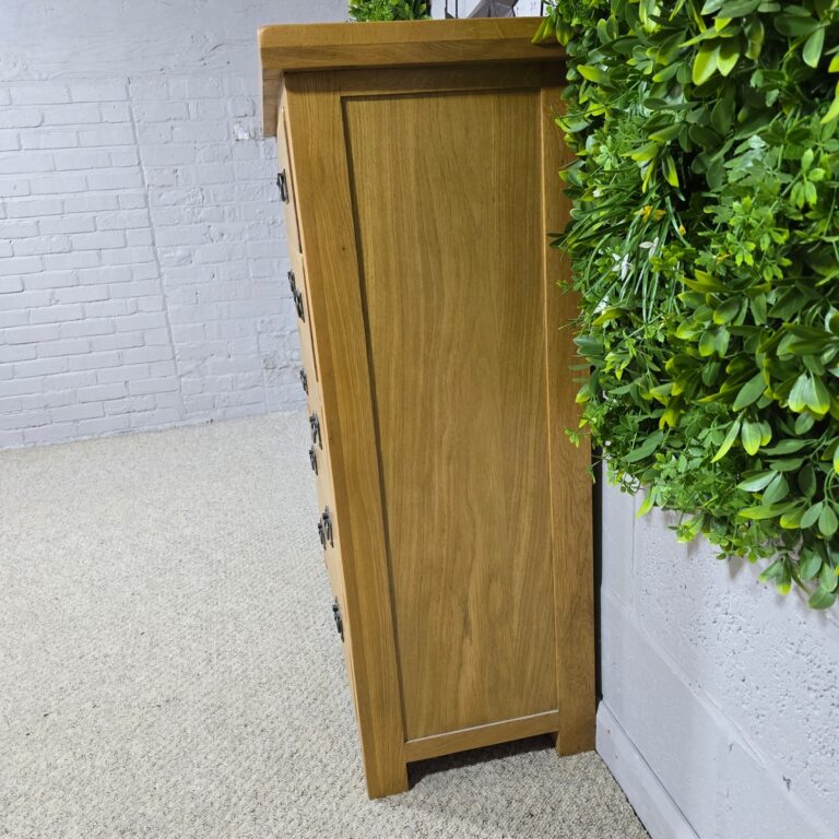 Barker and Stonehouse Solid Oak Chest Overview Barker and Stonehouse Solid Oak Chest Overview