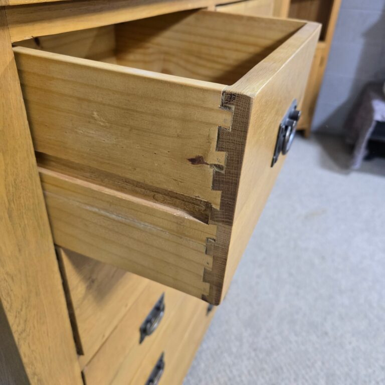 Barker and Stonehouse Solid Oak Chest Overview Barker and Stonehouse Solid Oak Chest Overview