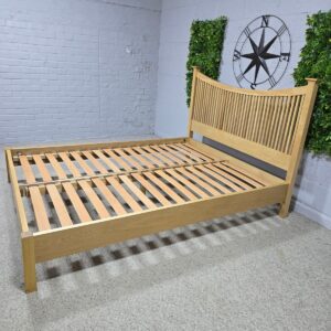 Second-hand Willis and Gambier Espirit King-Size Bed Frame, part solid oak, part veneered Second-hand Willis and Gambier Espirit King-Size Bed Frame, part solid oak, part veneered