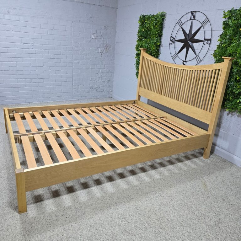 Second-hand Willis and Gambier Espirit King-Size Bed Frame, part solid oak, part veneered Second-hand Willis and Gambier Espirit King-Size Bed Frame, part solid oak, part veneered