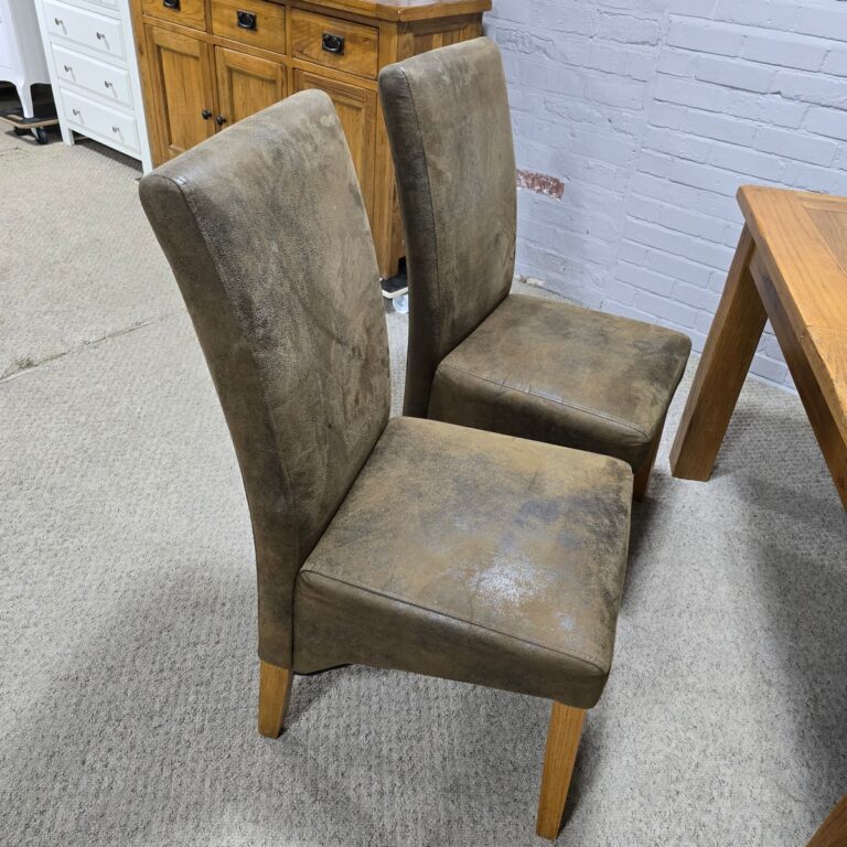 Experience Luxury for Less: Pre-owned Barker and Stonehouse Solid Oak Dining Table and Chairs Experience Luxury for Less: Pre-owned Barker and Stonehouse Solid Oak Dining Table and Chairs