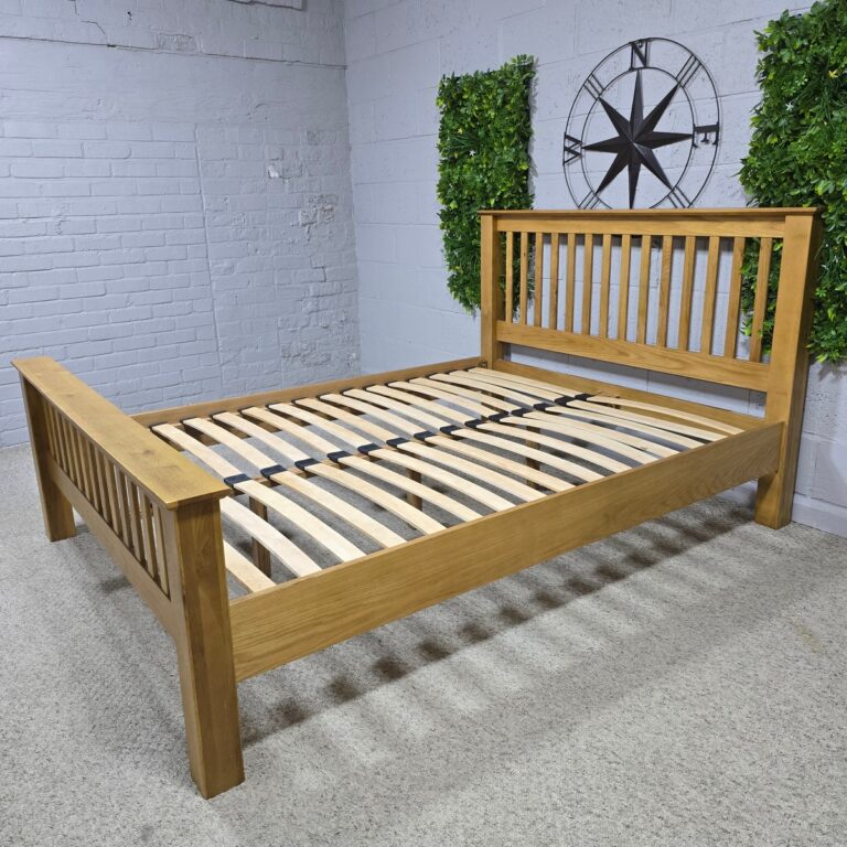 Explore the Timeless Charm of This Pre-Owned Solid Oak King-Size Bed Frame Explore the Timeless Charm of This Pre-Owned Solid Oak King-Size Bed Frame