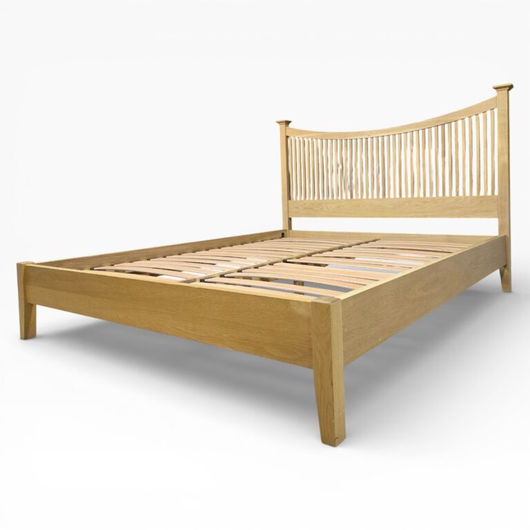 Second-hand Willis and Gambier Espirit King-Size Bed Frame, part solid oak, part veneered Second-hand Willis and Gambier Espirit King-Size Bed Frame, part solid oak, part veneered