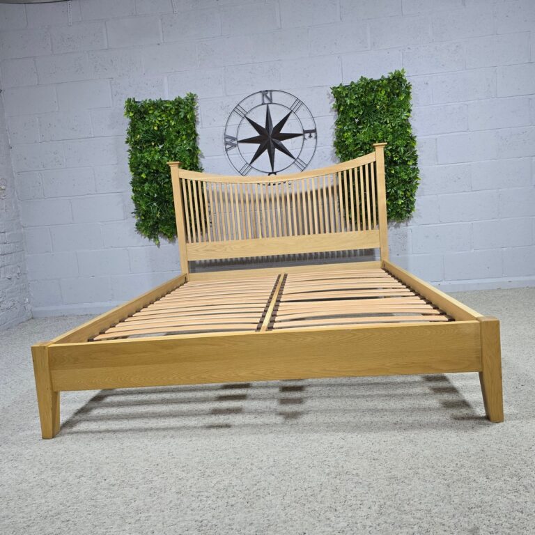 Second-hand Willis and Gambier Espirit King-Size Bed Frame, part solid oak, part veneered Second-hand Willis and Gambier Espirit King-Size Bed Frame, part solid oak, part veneered