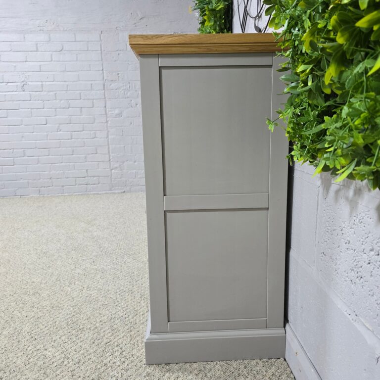 Peek inside its story... then write your own chapter with this preloved Oak Furniture Land St. Ives chest of drawers. Peek inside its story... then write your own chapter with this preloved Oak Furniture Land St. Ives chest of drawers.