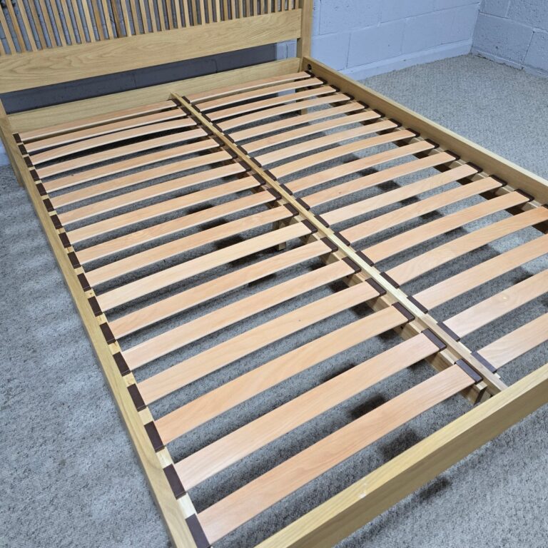 Second-hand Willis and Gambier Espirit King-Size Bed Frame, part solid oak, part veneered Second-hand Willis and Gambier Espirit King-Size Bed Frame, part solid oak, part veneered