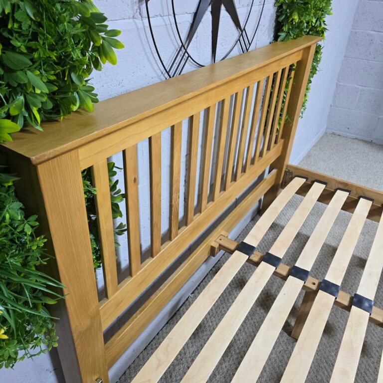 Explore the Timeless Charm of This Pre-Owned Solid Oak King-Size Bed Frame Explore the Timeless Charm of This Pre-Owned Solid Oak King-Size Bed Frame