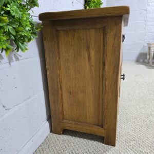 Peek inside its story... then write your own chapter with this second hand Barker and Stonehouse small solid oak sideboard. Peek inside its story... then write your own chapter with this second hand Barker and Stonehouse small solid oak sideboard.