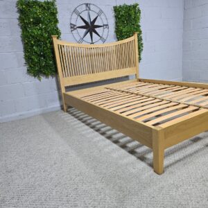 Second-hand Willis and Gambier Espirit King-Size Bed Frame, part solid oak, part veneered Second-hand Willis and Gambier Espirit King-Size Bed Frame, part solid oak, part veneered