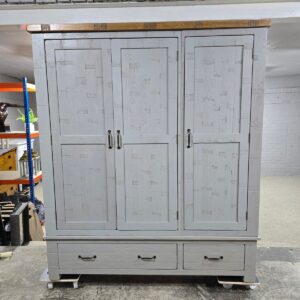Second-Hand Oak Furniture Land Clermont Triple Wardrobe: Save Over 75% Second-Hand Oak Furniture Land Clermont Triple Wardrobe: Save Over 75%