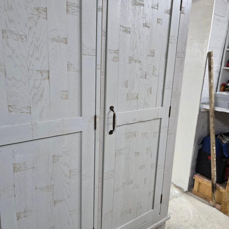 Second-Hand Oak Furniture Land Clermont Triple Wardrobe: Save Over 75% Second-Hand Oak Furniture Land Clermont Triple Wardrobe: Save Over 75%