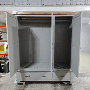 Second-Hand Oak Furniture Land Clermont Triple Wardrobe: Save Over 75% Second-Hand Oak Furniture Land Clermont Triple Wardrobe: Save Over 75%