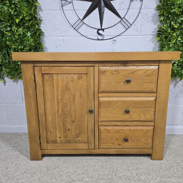 Pre-owned Oak FurnitureLand Hercules Sideboard: Timeless Quality at a Fraction of the Cost Pre-owned Oak FurnitureLand Hercules Sideboard: Timeless Quality at a Fraction of the Cost