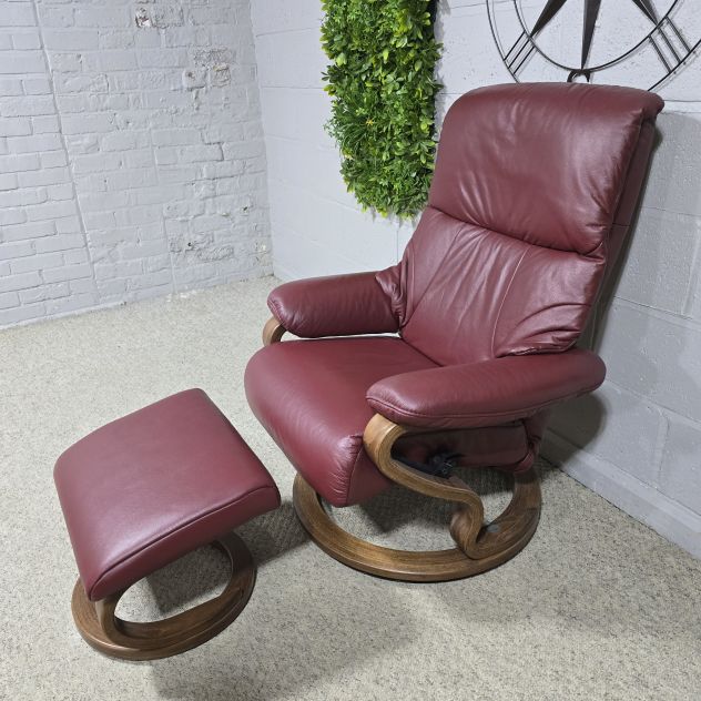 Peek inside its story... then write your own chapter with the Himolla 9046 zerostress recliner and footstool Peek inside its story... then write your own chapter with the Himolla 9046 zerostress recliner and footstool