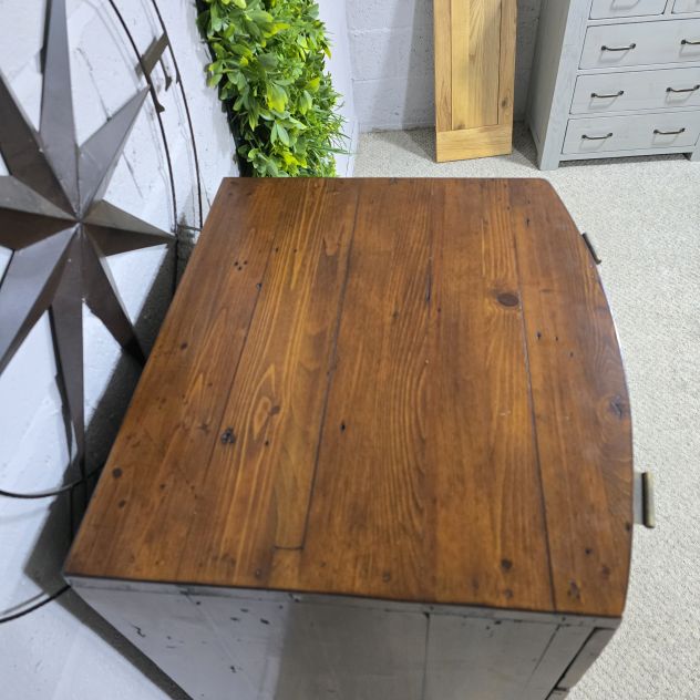 Barker and Stonehouse Navajos Chest of Drawers: Timeless Quality and Style Barker and Stonehouse Navajos Chest of Drawers: Timeless Quality and Style