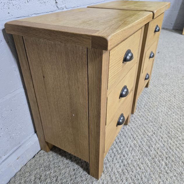 Explore the timeless quality of pre-owned solid oak bedside drawers - save a fortune and add elegance to your space Explore the timeless quality of pre-owned solid oak bedside drawers - save a fortune and add elegance to your space