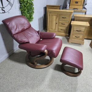 Peek inside its story... then write your own chapter with the Himolla 9046 zerostress recliner and footstool Peek inside its story... then write your own chapter with the Himolla 9046 zerostress recliner and footstool