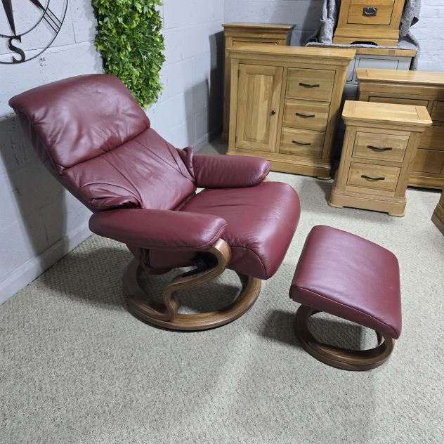 Peek inside its story... then write your own chapter with the Himolla 9046 zerostress recliner and footstool Peek inside its story... then write your own chapter with the Himolla 9046 zerostress recliner and footstool