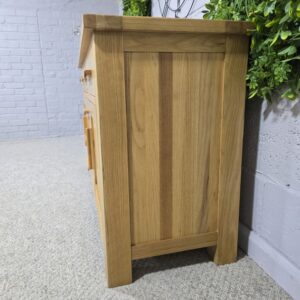 Elegant Pre-owned Barker and Stonehouse Solid Oak Sideboard Elegant Pre-owned Barker and Stonehouse Solid Oak Sideboard