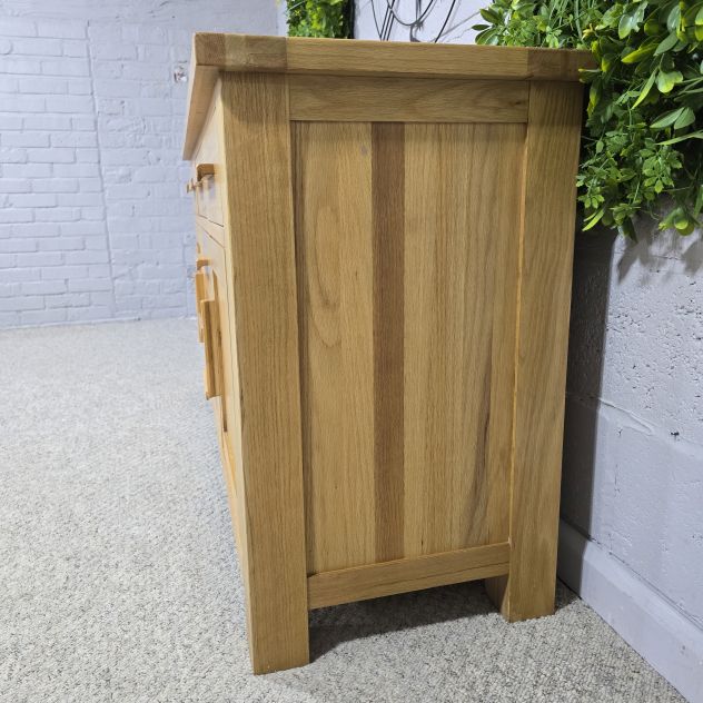 Elegant Pre-owned Barker and Stonehouse Solid Oak Sideboard Elegant Pre-owned Barker and Stonehouse Solid Oak Sideboard