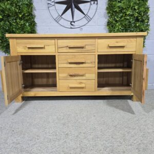 Elegant Pre-owned Barker and Stonehouse Solid Oak Sideboard Elegant Pre-owned Barker and Stonehouse Solid Oak Sideboard