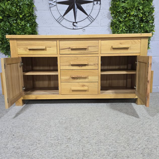 Elegant Pre-owned Barker and Stonehouse Solid Oak Sideboard Elegant Pre-owned Barker and Stonehouse Solid Oak Sideboard