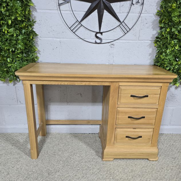 Explore the pre-loved Canterbury solid oak dressing table from Oak FurnitureLand - save over 50% on this premium piece Explore the pre-loved Canterbury solid oak dressing table from Oak FurnitureLand - save over 50% on this premium piece