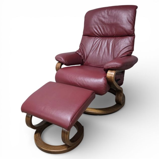 Peek inside its story... then write your own chapter with the Himolla 9046 zerostress recliner and footstool Peek inside its story... then write your own chapter with the Himolla 9046 zerostress recliner and footstool