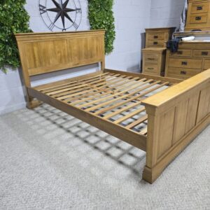 Explore the timeless quality of the Oak Furniture Land French Farmhouse Rustic Solid Oak King-Size Bed, now available second hand at DecorDeluxe.club. Save over 60% on this premium piece. Explore the timeless quality of the Oak Furniture Land French Farmhouse Rustic Solid Oak King-Size Bed, now available second hand at DecorDeluxe.club. Save over 60% on this premium piece.