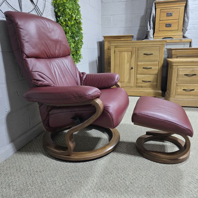 Peek inside its story... then write your own chapter with the Himolla 9046 zerostress recliner and footstool Peek inside its story... then write your own chapter with the Himolla 9046 zerostress recliner and footstool