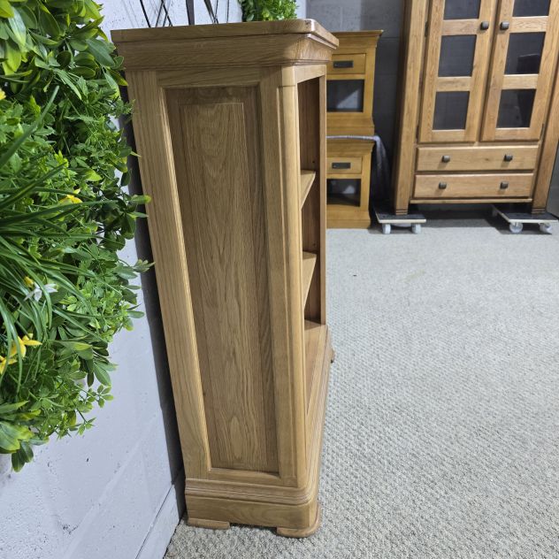 Canterbury Small Bookcase in Solid Oak: Pre-Loved Luxury at a Fraction of the Cost Canterbury Small Bookcase in Solid Oak: Pre-Loved Luxury at a Fraction of the Cost