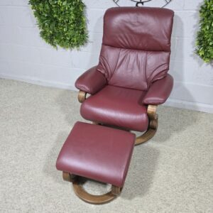 Peek inside its story... then write your own chapter with the Himolla 9046 zerostress recliner and footstool Peek inside its story... then write your own chapter with the Himolla 9046 zerostress recliner and footstool