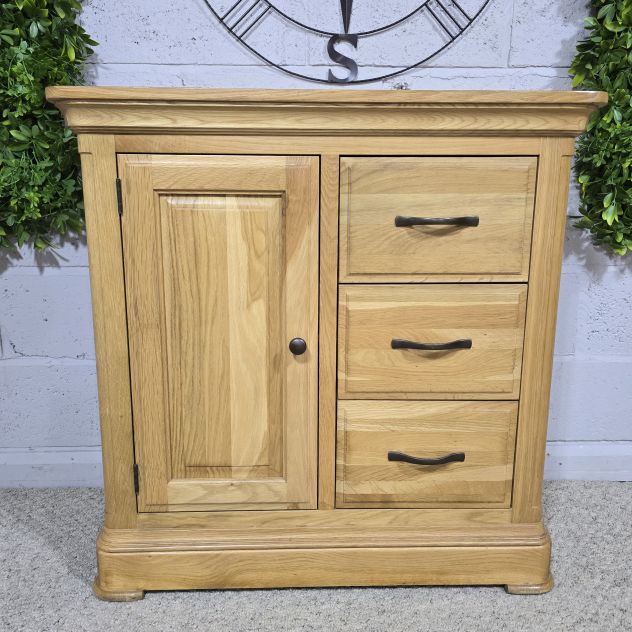 Explore the timeless quality and savings on this PreLoved Oak Furniture Land Canterbury solid oak storage cupboard. Explore the timeless quality and savings on this PreLoved Oak Furniture Land Canterbury solid oak storage cupboard.