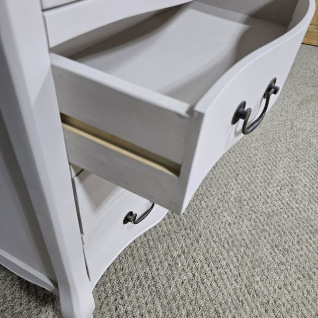 Second-hand Cream and Oak Chest of Drawers Second-hand Cream and Oak Chest of Drawers