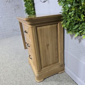 Explore the pre-loved Canterbury solid oak dressing table from Oak FurnitureLand - save over 50% on this premium piece Explore the pre-loved Canterbury solid oak dressing table from Oak FurnitureLand - save over 50% on this premium piece
