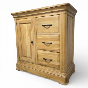 Explore the timeless quality and savings on this PreLoved Oak Furniture Land Canterbury solid oak storage cupboard. Explore the timeless quality and savings on this PreLoved Oak Furniture Land Canterbury solid oak storage cupboard.
