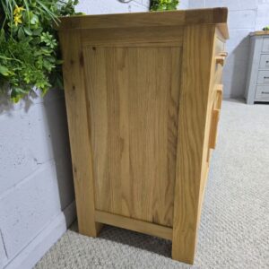 Elegant Pre-owned Barker and Stonehouse Solid Oak Sideboard Elegant Pre-owned Barker and Stonehouse Solid Oak Sideboard