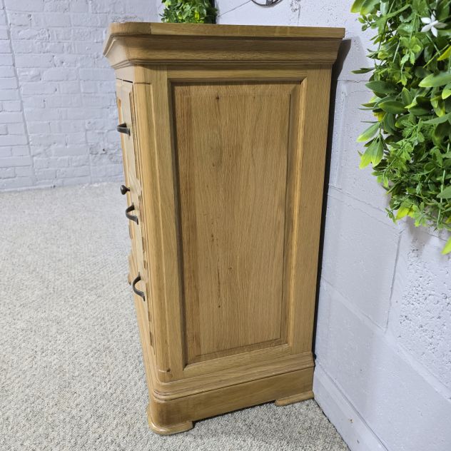 Explore the timeless quality and savings on this PreLoved Oak Furniture Land Canterbury solid oak storage cupboard. Explore the timeless quality and savings on this PreLoved Oak Furniture Land Canterbury solid oak storage cupboard.